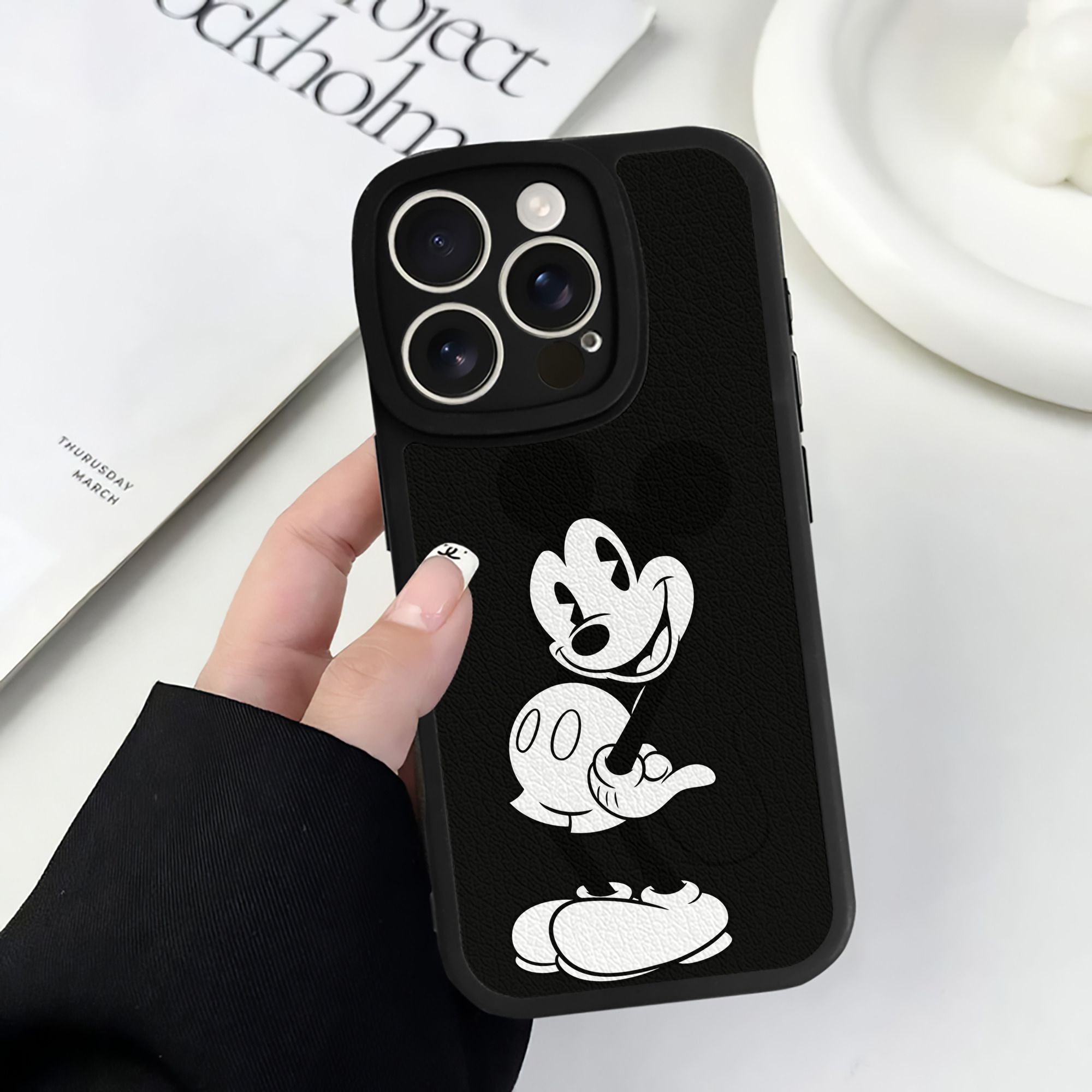（画像用） ミッキーマウス Mickey Mouse 【iPhone 16シリーズ対応】シリコンスマホケース（レザー調） 材質：シリコン